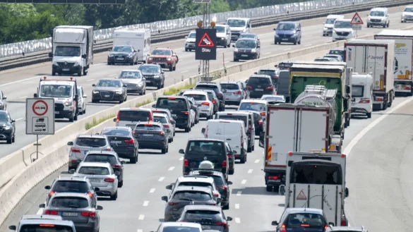 Der ADAC kritisiert die vom Bundesverkehrsministerium genannten Finanzl&uuml;cken f&uuml;r Autobahnen und Bundesstra&szlig;en. (Symbolbild) - &copy; Pia Bayer/dpa