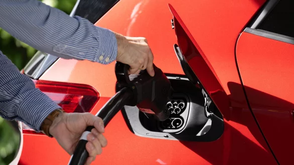 Elektroautos deutscher Marken - hier ein VW - haben im Ausland einen sehr guten Ruf. (Archivbild) - © Sebastian Kahnert/dpa