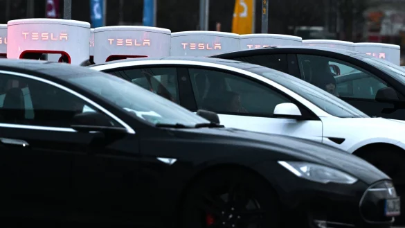 Die Neuzulassungen von Tesla-Autos in Deutschland sind eingebrochen. (Archivbild) - © Federico Gambarini/dpa