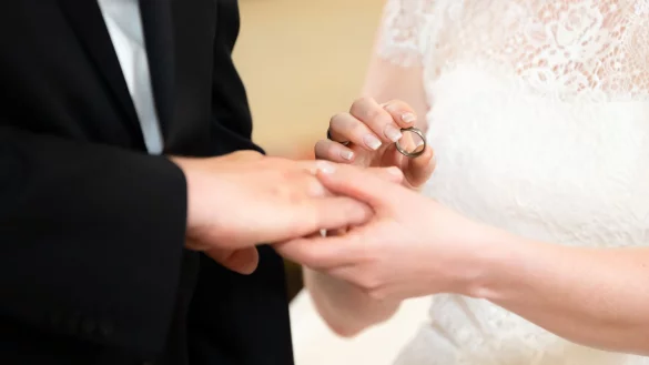 Die Standesämter in NRW blicken weitgehend entspannt auf die bevorstehende Hochzeitssaison. Zu Engpässen bei den Terminbuchungen kommt es nur selten. (Symbolbild) - © Silas Stein/dpa