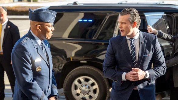 Die US-Regierung hat den Generalstabschef der US-Streitkräfte, Charles Q. Brown (links) entlassen - entgegen einer Tradition für den Posten. (Archivbild) - © Kevin Wolf/FR33460 AP/AP/dpa