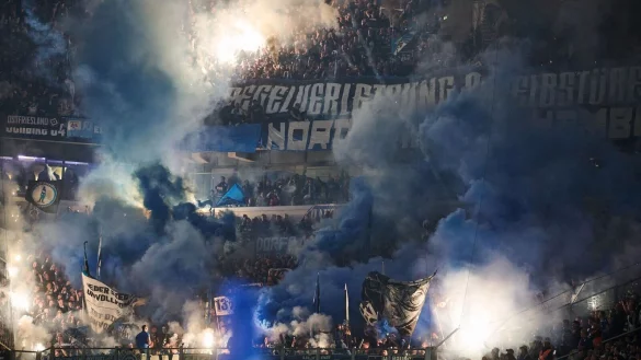Ein Feuerwerk der HSV-Fans samt Unterbrechung entpuppte sich als Bruch im Hamburger Spiel. - © Bernd Thissen/dpa
