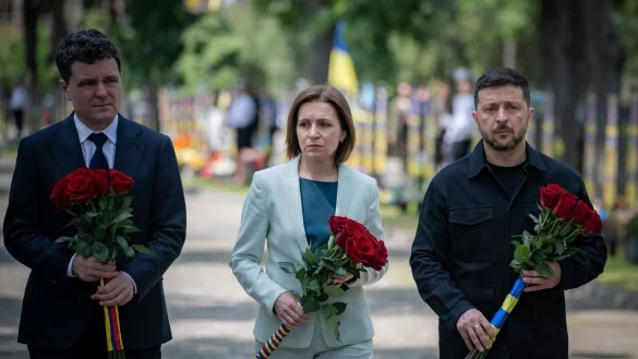 Staats- und Regierungschefs aus Südosteuropa legten in Odessa Blumen für gefallene ukrainische Soldaten nieder. - © Uncredited/Presidential Press Service/AP/dpa