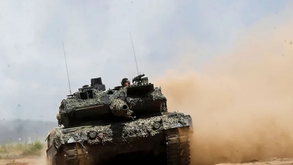 Die Nato ist sich einig beim Ziel für Verteidigungsausgaben. - © Mindaugas Kulbis/AP/dpa