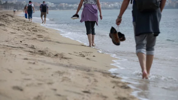 Sommer, Sonne, Strand: Zu den beliebtesten Reisezielen der Deutschen zählt wieder einmal Spanien. (Archivbild) - © Clara Margais/dpa