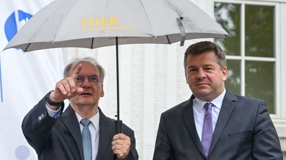 Ministerpräsident Reiner Haseloff (CDU) und Wirtschaftsminister Sven Schulze (CDU). (Archivbild) - © Hendrik Schmidt/dpa