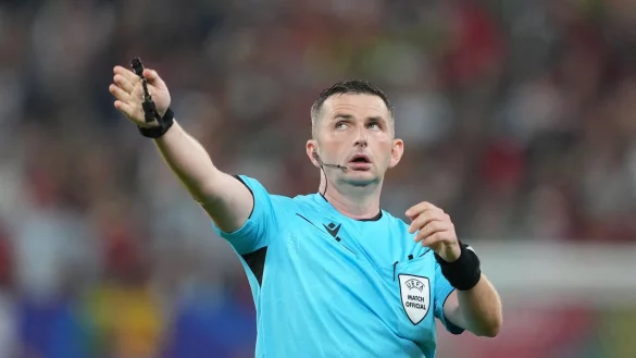 Der Engl&auml;nder Michael Oliver leitet das Champions-League-Spiel Bayern M&uuml;nchen-Bayer Leverkusen. - &copy; Soeren Stache/dpa