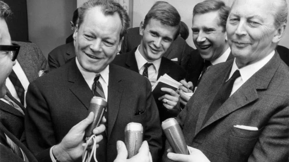 Die erste «Groko»: CDU-Kanzlerkandidat Kurt Georg Kiesinger und SPD-Chef Willy Brandt besiegeln 1966 das Bündnis aus Union und Sozialdemokraten, die zusammen auf fast 87 Prozent der Stimmen kamen (2021: 50 Prozent). - © Wolfgang Weihs/dpa