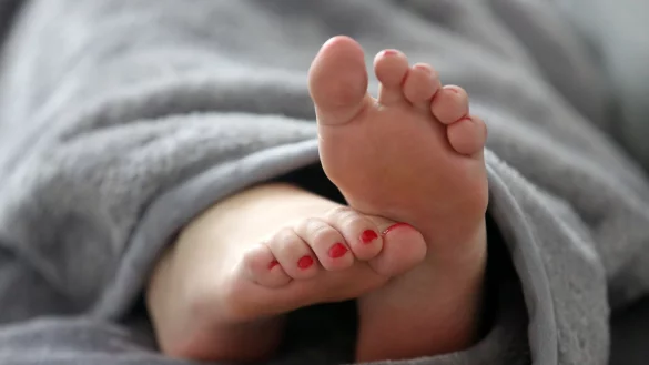 Frauen frieren im Schnitt schneller als Männer. Die Wurzeln dafür liegen wahrscheinlich in der Evolutionsgeschichte. - © Roland Weihrauch/dpa/dpa-tmn