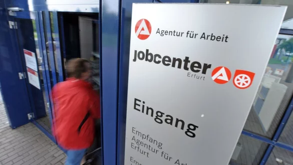 Beschäftigte von Jobcentern und anderen Behörden mit Kundenkontakt haben oft Sorge vor Übergriffen. (Archivfoto) - © picture alliance / dpa
