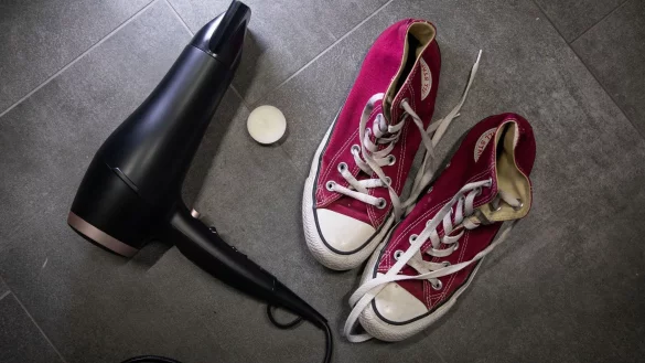 Mit Stoffschuhen durch den Regen? Mit Hilfe von Kerzenwachs und F&ouml;hn sollen sie wasserfest werden - das verspricht ein Hack. - &copy; Christin Klose/dpa-tmn