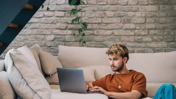 «Wohnzimmer statt Wartezimmer»: Mit diesem durchaus passenden Slogan wirbt der Bund für den Bürger-Account. - © Zacharie Scheurer/dpa-tmn