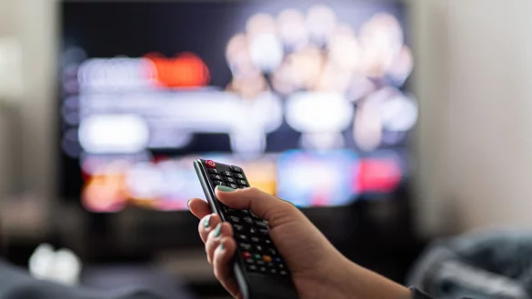 Es lohnt sich, die Menüs des Smart-TVs zu durchforsten: Dort finden sich viele Optionen, Datensammlungen abzuschalten oder zu begrenzen. - © Daniel Reinhardt/dpa/dpa-tmn