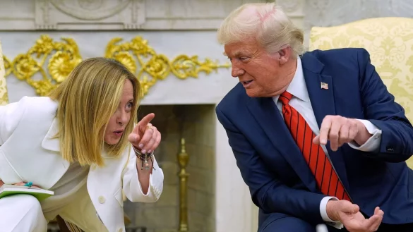 Trump und Meloni scherzten bei einem Treffen miteinander. - © Alex Brandon/AP/dpa