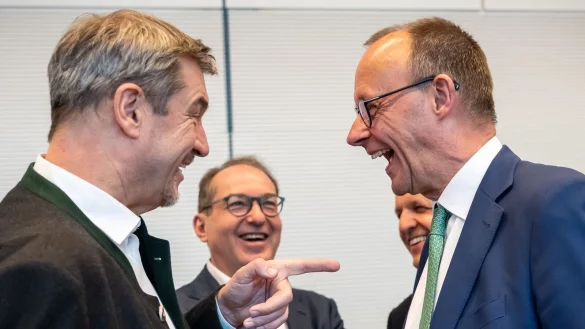 Ohne Zustimmung aus Bayern wird es knapp für das Finanzpaket im Bundestag. (Archivbild) - © Michael Kappeler/dpa