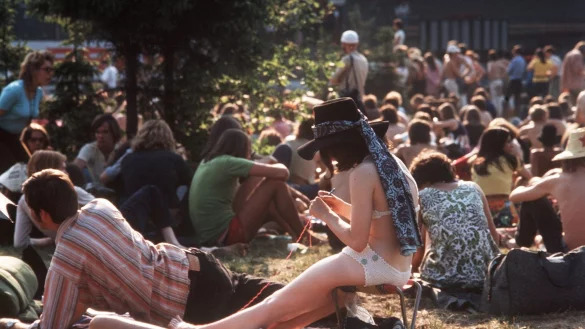 Viele junge Menschen dr&auml;ngten zu Beginn der 70er Jahre auf mehr Unabh&auml;ngigkeit von ihren Eltern. (Archivbild) - &copy; picture alliance / dpa