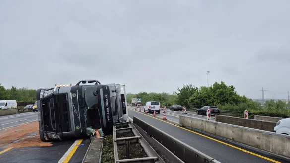 Auf der A4 ist am Donnerstagmorgen ein Lastwagen umgekippt. - © -/dpa