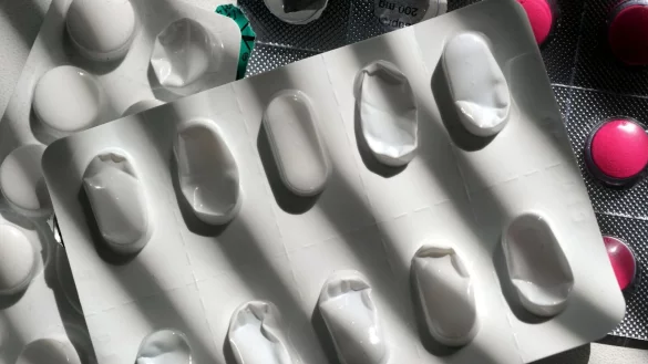 Solche Blister können in die Gelbe Tonne - sofern wirklich keine Tabletten mehr drin sind. Andernfalls gehören sie meist in den Restmüll. - © Federico Gambarini/dpa/dpa-tmn