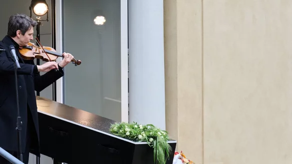 Schauspieler Sabin Tambrea spielte Geige. - &copy; Annette Riedl/dpa