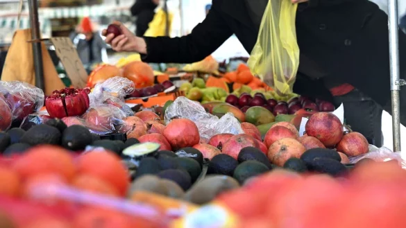 Obst ist teurer geworden - wohl auch hier auf einem Marktplatz. - © Elisa Schu/dpa