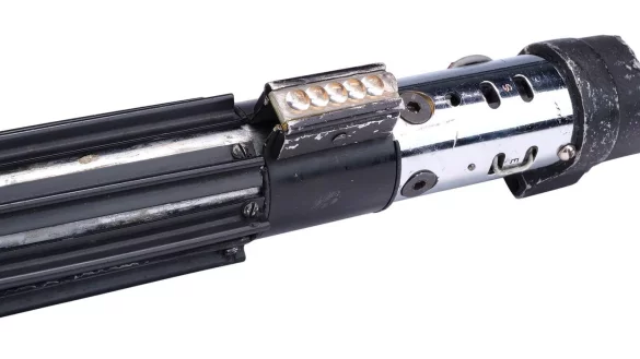Das legendäre Lichtschwert von «Star Wars»-Bösewicht Darth Vader wird im September in Los Angeles versteigert. - © Propstore/dpa