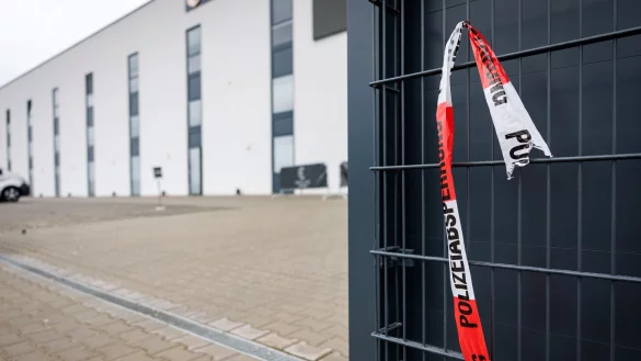 Noch in der Nacht stellten Spezialisten der Mordkommission Spuren am Tatort sicher. - © dpa