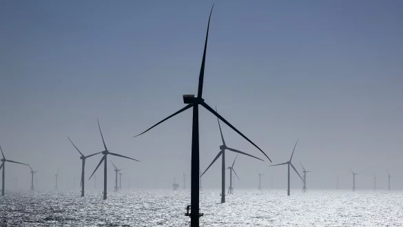 Windr&auml;der stehen in einem Windpark in der Nordsee. (Archivbild) - &copy; Christian Charisius/dpa