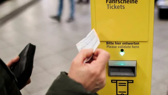 Sind Papiertickets im &ouml;ffentlichen Nahverkehr bald Geschichte? (Symbolbild) - &copy; Carsten Koall/dpa
