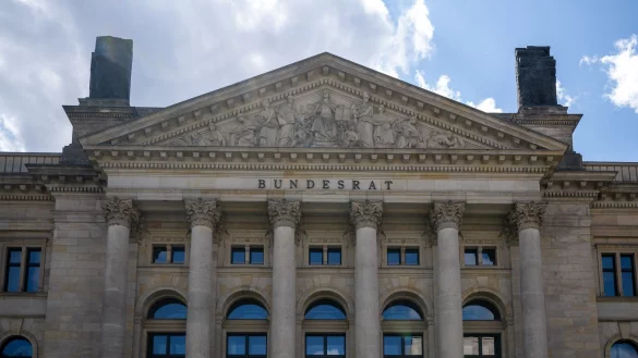 Der Bundesrat entscheidet über das Milliarden-Finanzpaket. (Archivbild) - © Monika Skolimowska/dpa