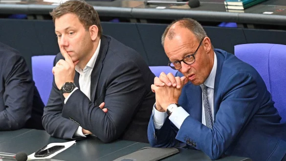 Die L&uuml;cke im Haushalt ist durch Kompromisse von SPD und Union gr&ouml;&szlig;er geworden - Finanzminister Lars Klingbeil (SPD) und Kanzler Friedrich Merz (CDU) d&uuml;rften nun noch einige Verhandlungen bevorstehen. (Archivbild) - &copy; Niklas Treppner/dpa