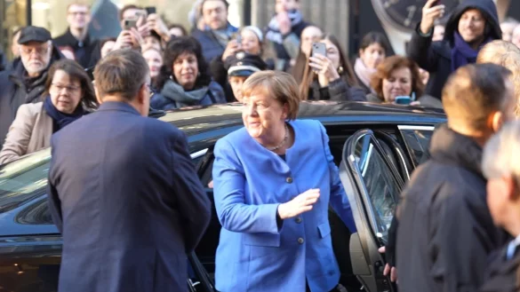 Eine Signierstunde in einer Hamburger Buchhandlung hat viele Käufer von Merkels Memoiren angelockt. - © Marcus Brandt/dpa