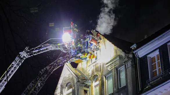 Zwei Menschen starben bei einem Brand in Leverkusen. - © Gianni Gattus/dpa