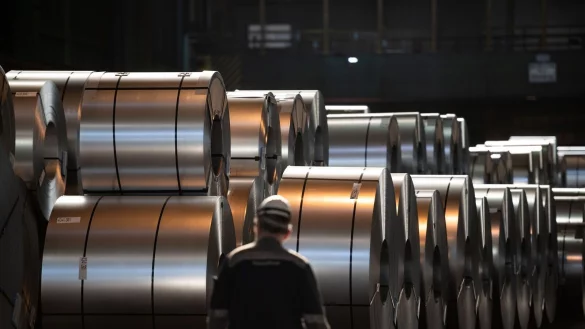 IG Metall und das Management der Thyssenkrupp-Stahlsparte haben sich nach langen Verhandlungen auf einen harten Sparkurs verst&auml;ndigt. (Archivbild) - &copy; Fabian Strauch/dpa