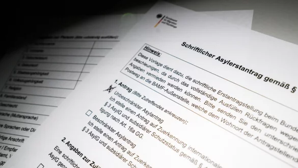 Die Zahl der Asylerstanträge sank im August im Vergleich zum Juli um 5,9 Prozent. (Symbolbild) - © Julian Stratenschulte/dpa