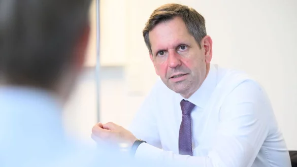 Niedersachsens neuer Ministerpräsident Olaf Lies will die geplanten Investitionen möglichst schnell sichtbar machen. - © Julian Stratenschulte/dpa