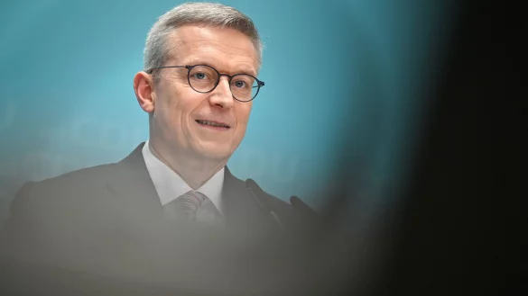 Digitalminister Wildberger hat sich dafür ausgesprochen, das europäische Digitalgesetz DSA konsequent durchzusetzen. (Archivbild) - © Sebastian Christoph Gollnow/dpa