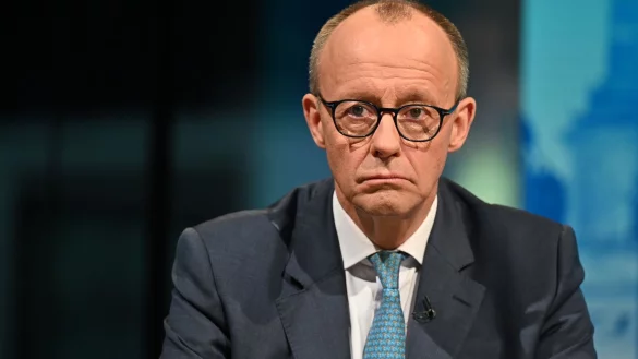 Doppelgänger-Agenturen suchen nach dem perfekten Double für Friedrich Merz. - © Stefanie Loos/AFP POOL/dpa