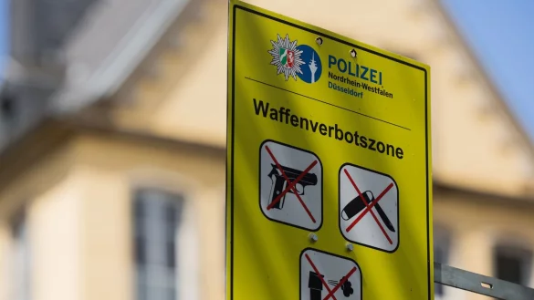 In der Düsseldorfer Altstadt gibt es schon seit gut drei Jahren eine Waffenverbotszone. (Archivfoto) - © Rolf Vennenbernd/dpa