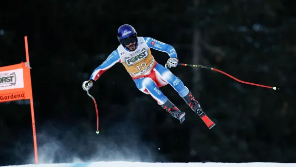 Ski-Star Cyprien Sarrazin gewann vergangene Saison beide Abfahrten in Kitzbühel. - © Gabriele Facciotti/AP/dpa