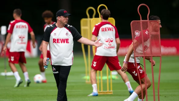 Lukas Kwasniok leitete seine erste Einheit als Trainer beim 1. FC Köln. - © Marius Becker/dpa