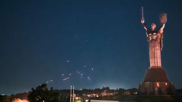 Die ukrainische Flugabwehr nimmt russische Drohnen am Himmel &uuml;ber Kiew unter Beschuss. - &copy; Patrick Muzart/ZUMA Press Wire/dpa