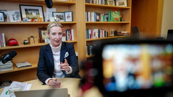 Mit Podcast-Mikrofon und Laptop schaltete sich AfD-Chefin Alice Weidel von ihrem Bundestagsbüro aus in den Live-Talk mit X-Chef Elon Musk. - © Kay Nietfeld/dpa-POOL/dpa