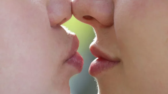 Küsst es sich mit aufgespritzten Lippen anders? Fachleute halten das für wahrscheinlich, wenn die Lippen stark vergrößert sind. - © Karl-Josef Hildenbrand/dpa