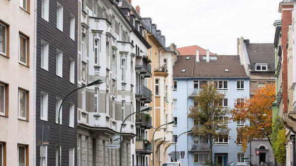 Der Bedarf an Wohnungen in NRW-Städten wie Köln und Düsseldorf ist sehr hoch. (Symbolbild) - © Marcel Kusch/dpa