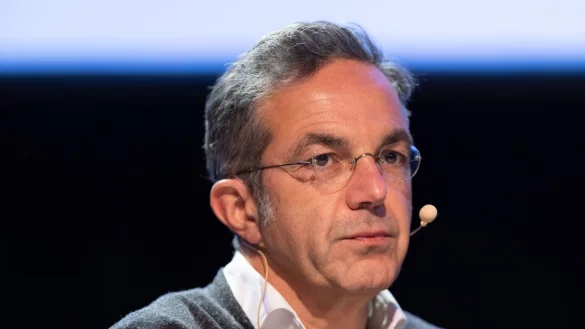 Der Schriftsteller Navid Kermani kritisiert die Verwahrlosung seiner Heimatstadt Köln (Archivbild). - © Thomas Banneyer/dpa