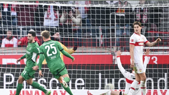 Nationalstürmer Tim Kleindienst (l) dreht nach seinem Siegtor jubelnd ab. - © Harry Langer/dpa