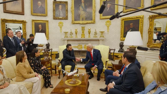 Trump beantwortet bei einem Treffen mit El Salvadors Präsident Fragen der Presse. - © ---/Presidencia El Salvador/dpa