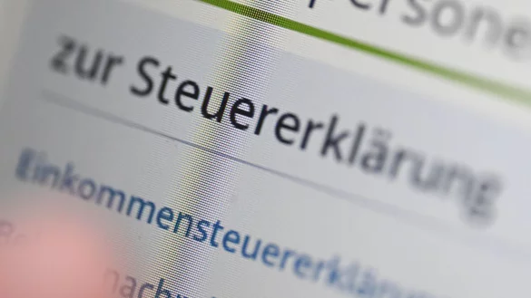 In der Finanzverwaltung von NRW soll zunehmend KI zum Einsatz kommen. (Symbolbild) - © Bernd Weißbrod/dpa