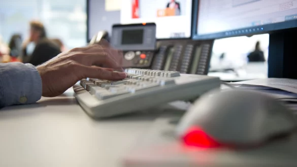 Viele Menschen in Deutschland geben auf der Arbeit nicht ihr Bestes, wie eine neue Studie zeugt. (Symbolbild) - © Daniel Naupold/dpa