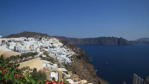 Blick auf das Häusermeer der griechischen Insel Santorini. - © Cindy Riechau/dpa